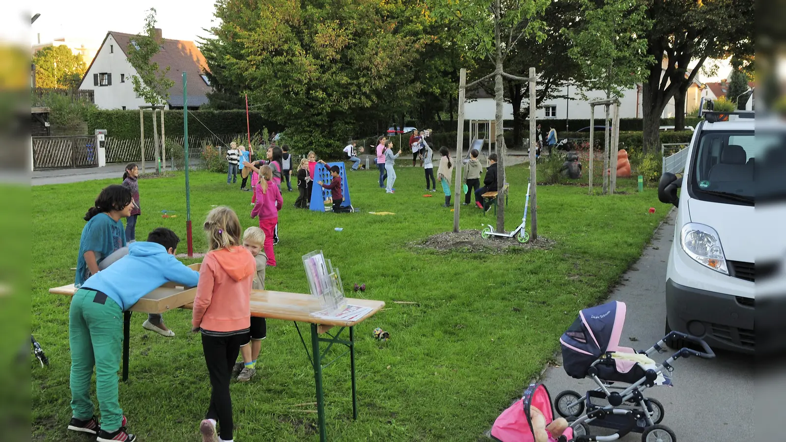Der Spielbus steuert die Moosacher Parks und Grünflächen an, wie hier am Günzburger Platz. (Foto: Benjamin Hilbig)