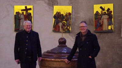 Taufbecken verschieben, Wände weißeln und Bänke reduzieren – in St. Rupert wird jetzt aufgeräumt, sagen Pfarrer Christian Hermann (links) und Architekt Andreas Eichlinger. (Foto: Beatrix Köber)