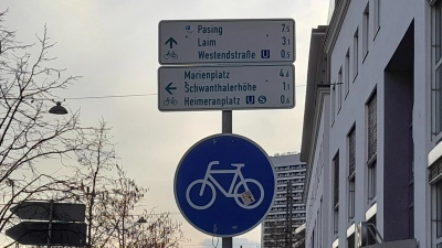 Auf neun Radwegschildern innerhalb der Laimer Stadtteilgrenze wird die Bezeichnung „Laim“ mit einem „S“ für S-Bahnhof ergänzt. (Foto: Beatrix Köber)