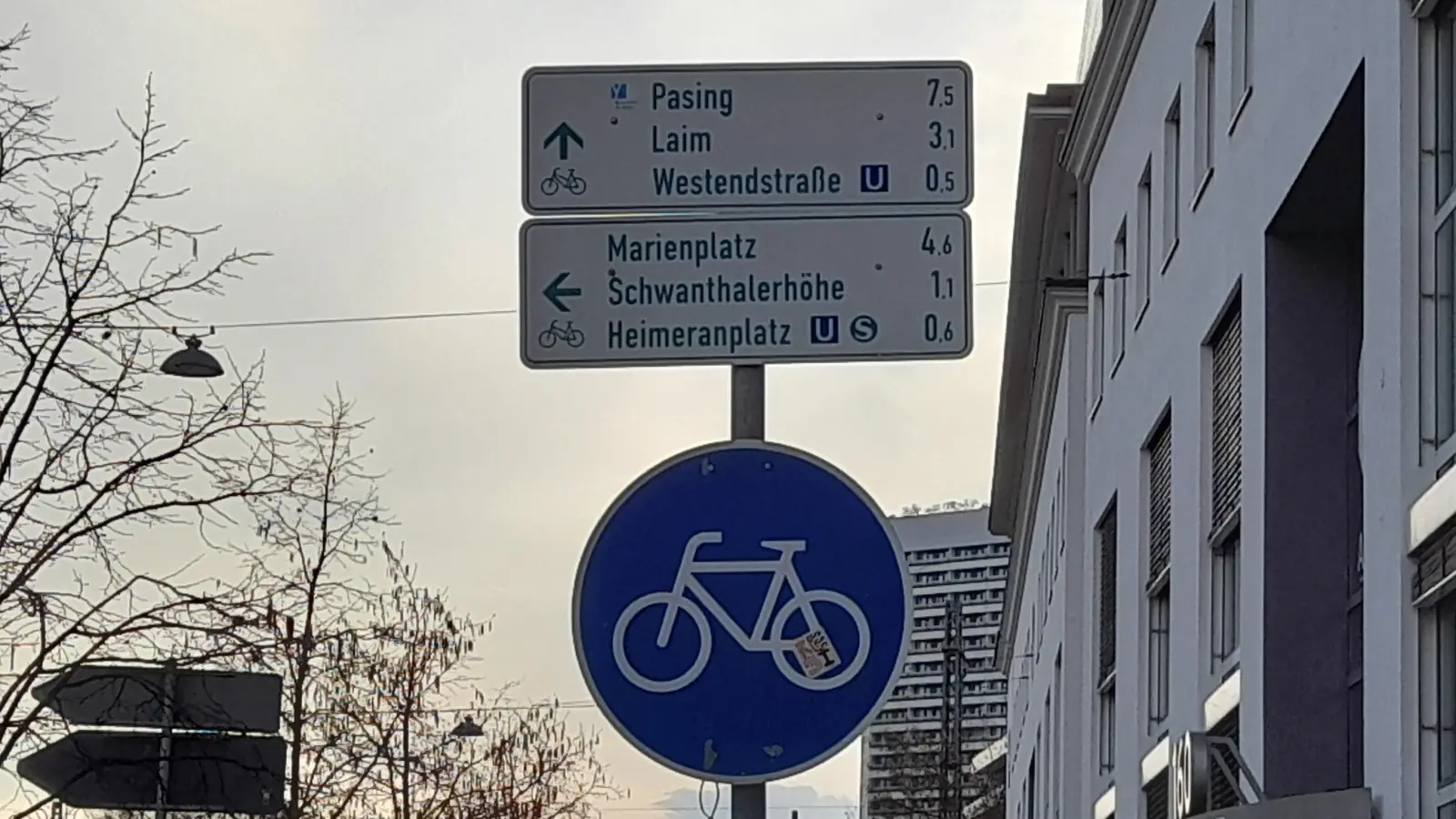 Auf neun Radwegschildern innerhalb der Laimer Stadtteilgrenze wird die Bezeichnung „Laim“ mit einem „S“ für S-Bahnhof ergänzt. (Foto: Beatrix Köber)