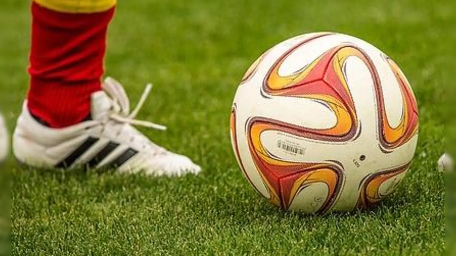 Der Ball im Amateurfußball wird noch für längere Zeit ruhen.  (Foto: flooy, CC0)