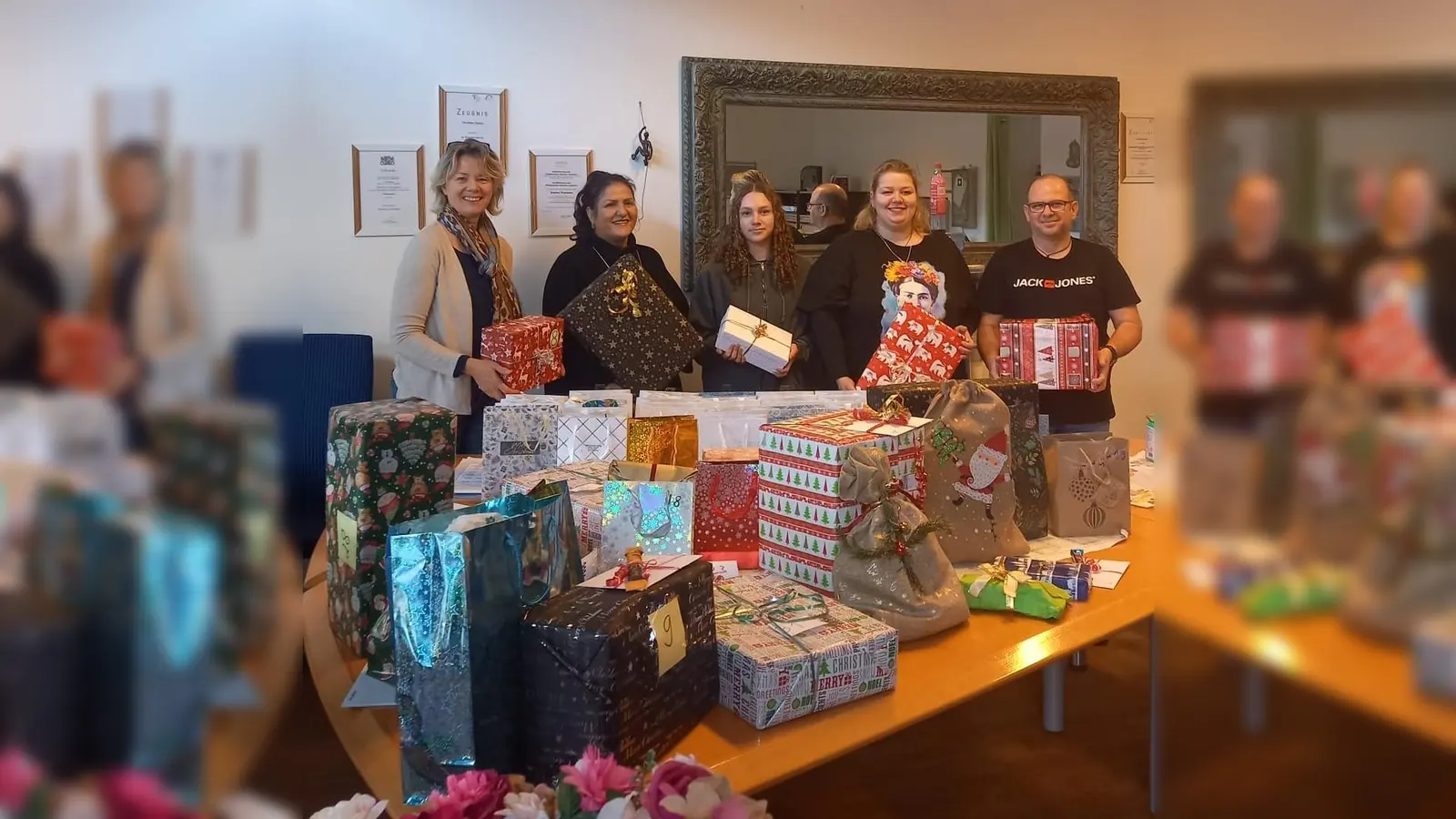 Übergabe der Päckchen vom Wunschbaum-Team Daniela Gohl, Mario Romagnuolo und Praktikantin Anna an das Team von Kultursensible Pflege. (Foto: AWO Germering)