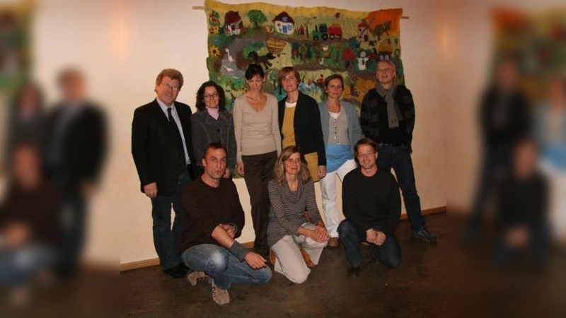 „Das Interesse ist riesig. Wir könnten gleich mit einer ersten und mit einer fünften Klasse starten.“ Die Mitglieder des Fördervereins für die Freie Waldorfschule Würmtal: (stehend von links) Achim Feichtl, Andrea Ritschl, Anke Merk, Cornelia Hock, Andrea Unterleitner und Till von Grotthuss. In der vorderen Reihe von links: Walter Langguth, Petra Hammerl und Emanuel Winter. Nicht auf dem Bild sind Bernd Hammerl und Kathrina Wild. (Foto: US)