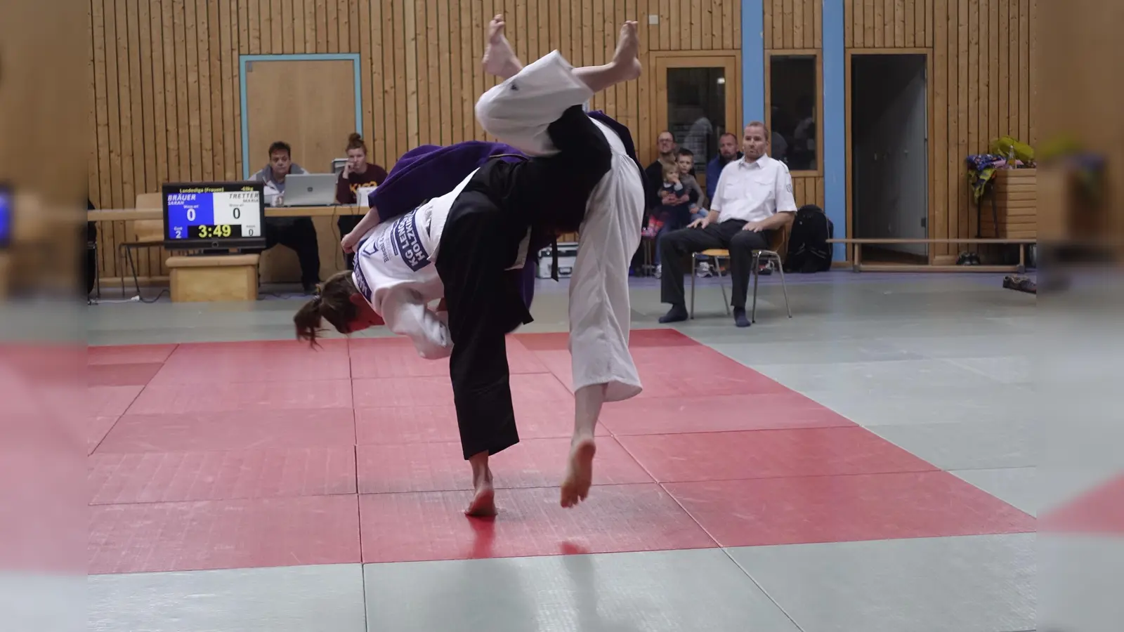 Maria Tretter wirft den Uchi-Mata (Innenschenkelwurf). (Foto: Josef Brandhofer)