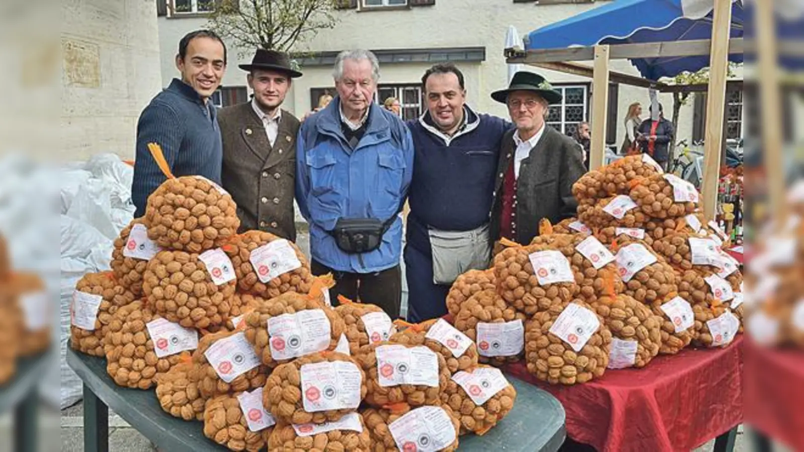 Die Nussbauern aus Grafings Partnerstadt sind am Wochenende vor Ort.	 (Foto: Otto Hartl)
