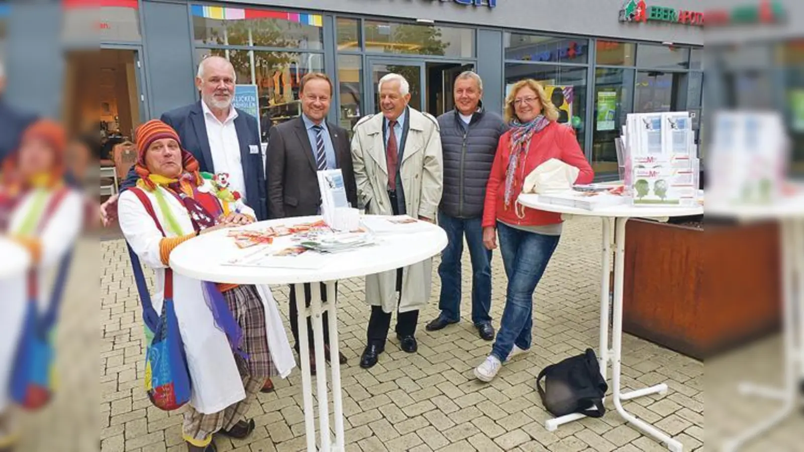 Das Interesse von Landrat Robert Niedergesäß (3.v.l.) freute Altenheim-Clown Michael Lieb und die Mitglieder der Alzheimer-Gesellschaft Ebersberg (v.l.) Willi Daniels, Rolf Jorda, Werner Benningsfeld und Irma Demmel. 	 (Foto: privat)