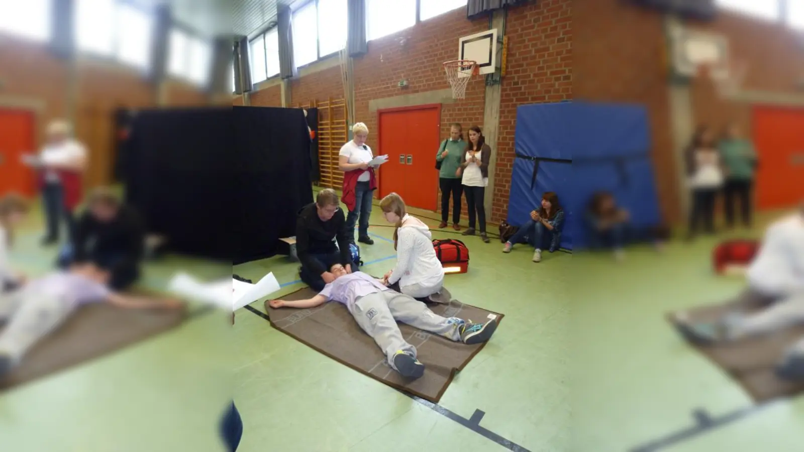 Sonja Wyrembek, vom Rettungsdienst Stuttgart, ist Schiedsrichterin bei Station Nummer eins: hier müssen die Schülersanitäter zeigen, was bei einem Motorradunfall zu tun ist. (Foto: bk)