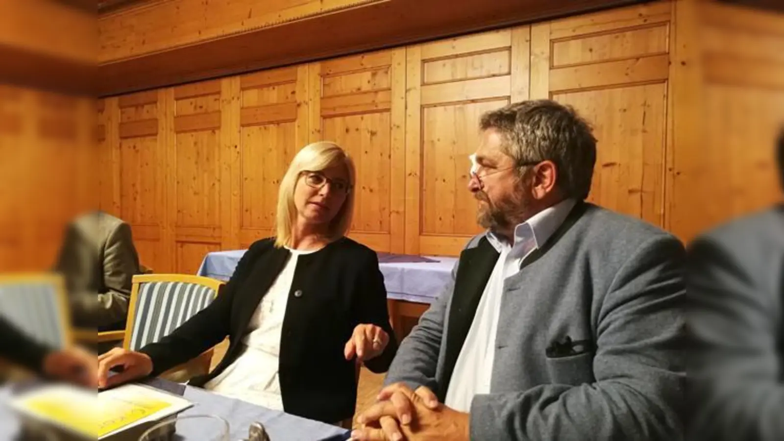 Staatsministerin Ulrike Scharf in der Diskussion mit dem AKU-Kreisvorsitzenden Heinrich Förster.	 (Foto: Verein)