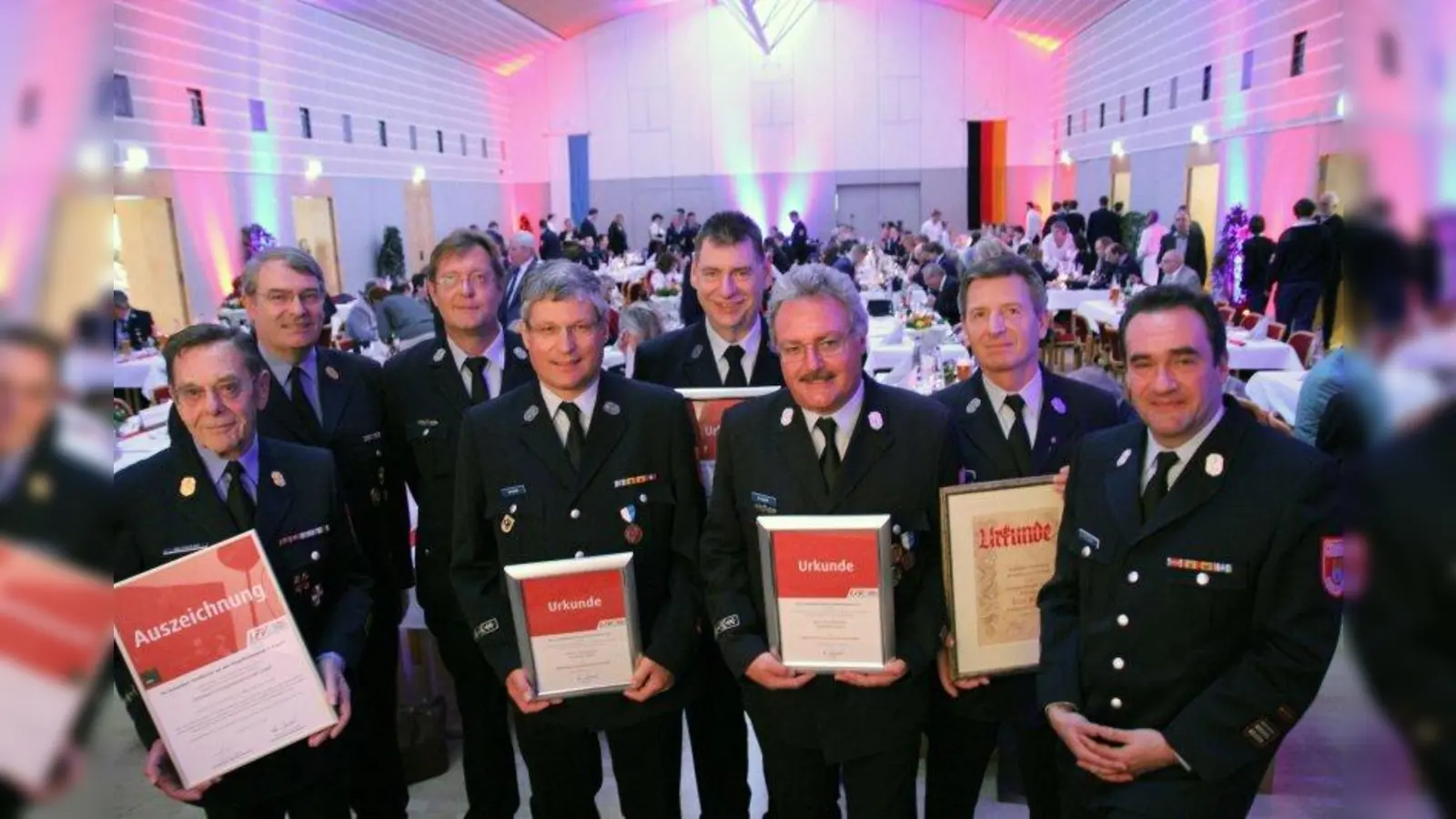 Die Gräfelfinger Freiwillige Feuerwehr feierte am Samstag ihr 125-jähriges Bestehen mit großem Festessen und viel Musik. Dazu wurden Kameraden für besondere Verdienste geehrt: Johann Wittmann, Kreisbrandrat Josef Vielhuber, Markus Wittmann, Andreas Fuchs, Gerhard Regensburger, Gerhard Fuchs, Erich Blienel mit dem Ersten Kommandanten Markus Fuchs (v.l.) (Foto: us)