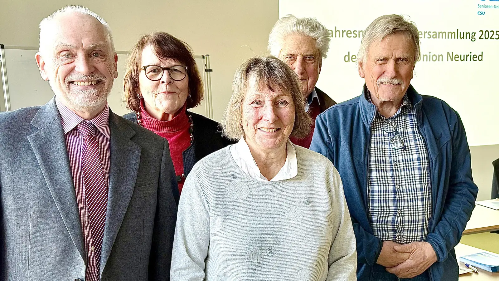 Mit der Kreisvorsitzenden der Senioren-Union, Altbürgermeisterin Ilse Weiß (2.v.l.), stellt sich der wiedergewählte Vorstand der Senioren-Union Neuried zum Gruppenbild auf (von links): Ortsvorsitzender Peter Kellner, Schatzmeisterin Marianne Bräumer, stellvertretender Ortsvorsitzender Ulrich Lardschneider und Beisitzer Eckhard Potthast.  (Foto: Senioren-Union Neuried)