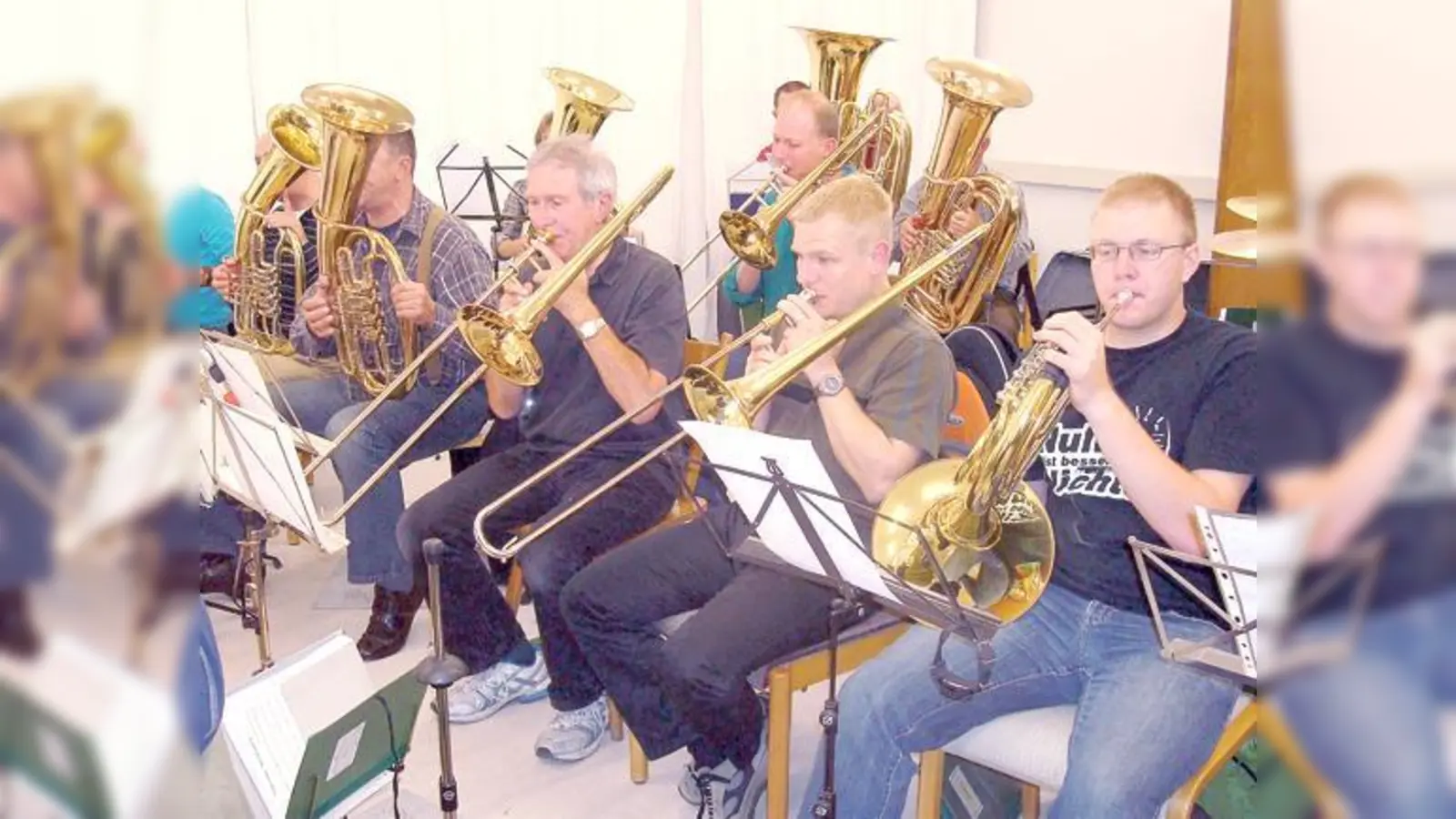Das Neubiberger Ensemble bereitet sich fleißig auf ihre Wiesnauftritte vor. 	 (Foto: Christof Stiebler)