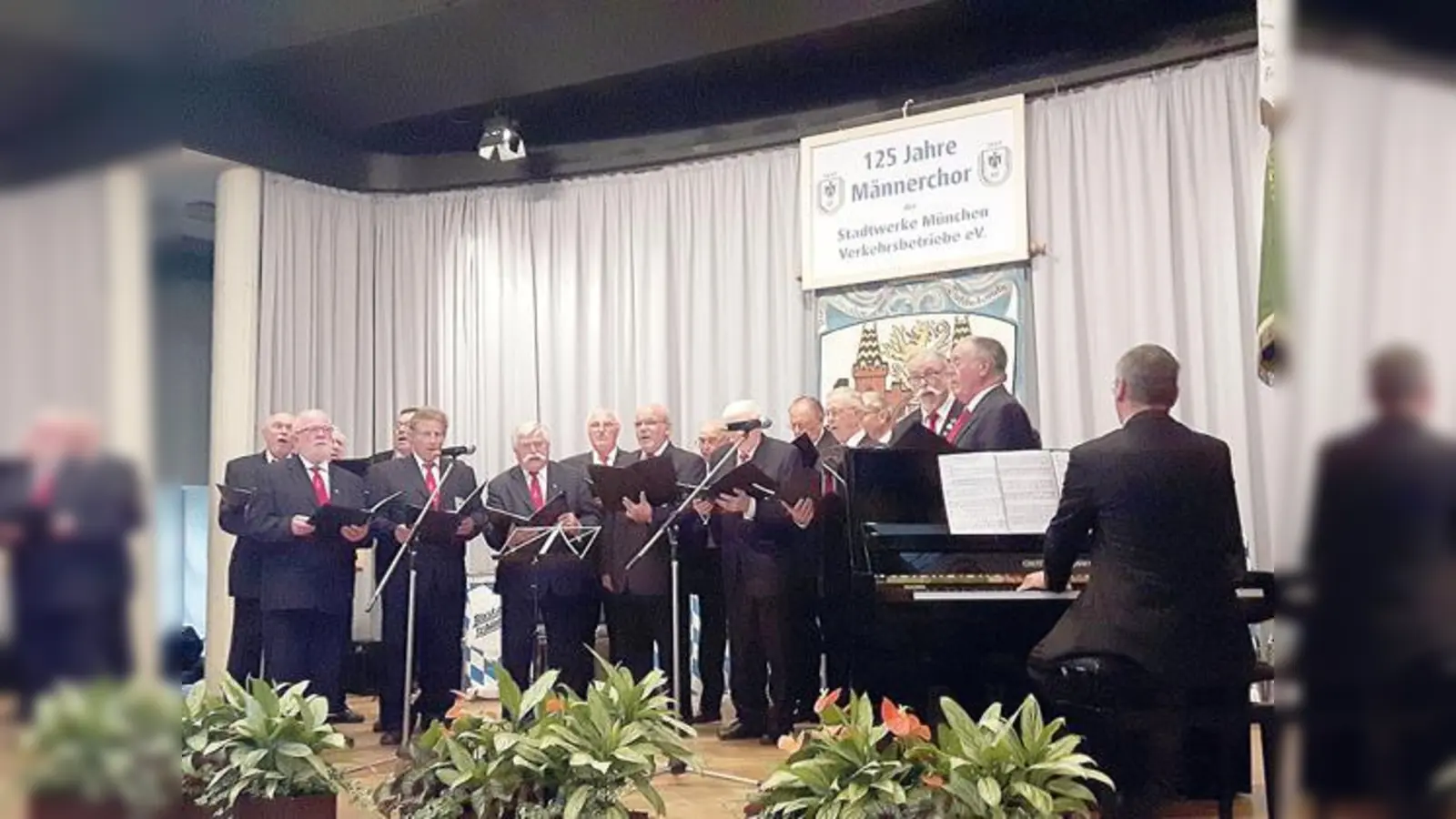 Der Männerchor Stadtwerke München Verkehrsbetriebe wird heuer 125 Jahre alt. Vor kurzem gaben die Sänger ihr Jubiläumskonzert.	 (Foto: Ursula Heger)