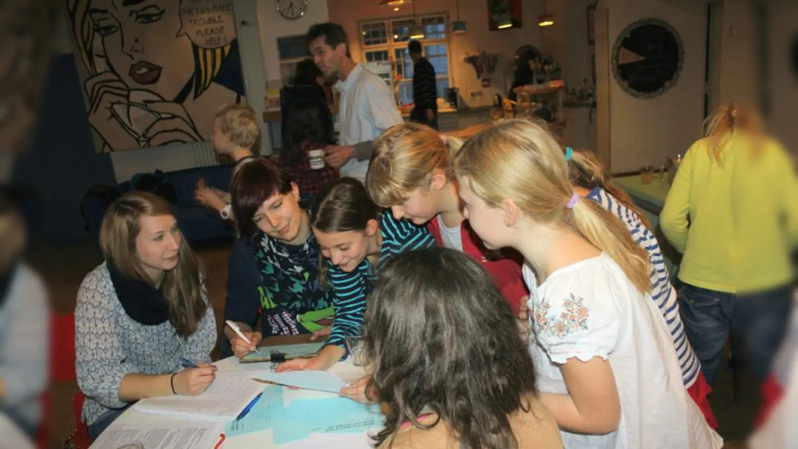 Antonia, Anneli, Isa und Iris  von der AG Würm der Grandlschule stellten den Antrag zum Bau einer Brutwand für den Eisvogel. Franzi Honigschnabel und Sabrina Gerhardt (v.l.) führten das Protokoll der Kindersprechstunde. (Foto: US)