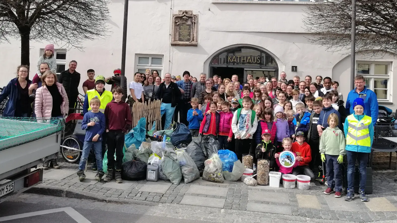Zahlreiche Bürger halfen dabei Wald und Flur von Unrat zu befreien. (Foto: LRA Ebersberg)