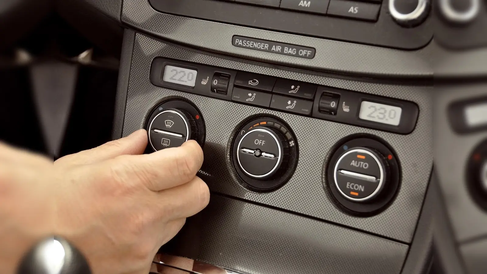 Ein jährlicher Check der Klimaanlage schont das System und den Geldbeutel. Außerdem dient er dem Wohlbefinden aller Fahrzeuginsassen. (Foto: Auto-Medienportal.Net/GTÜ/Kröner)