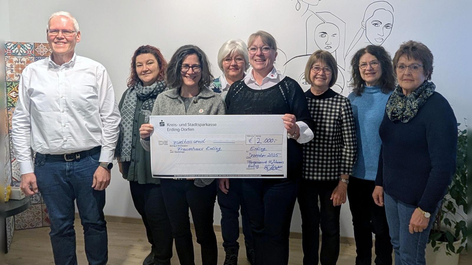 2-000-Euro-Spende-f-r-Frauenhaus-berreicht