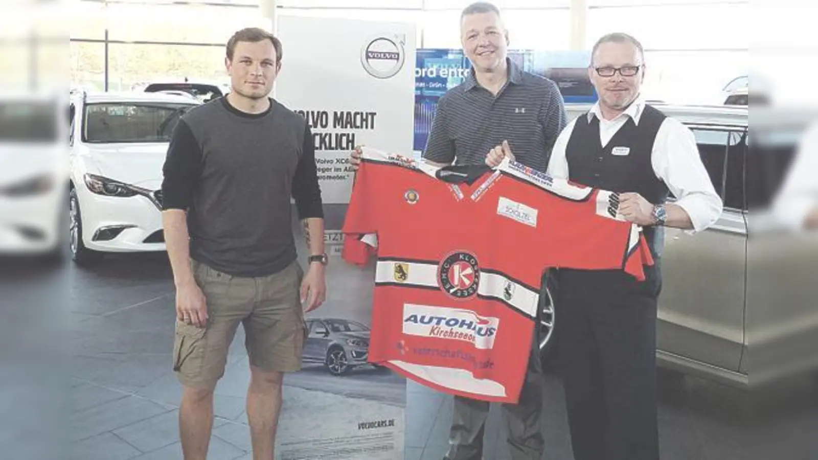 Der Neuzugang Florian Engel, EHC-Präsident Alexander Stolberg und Andraes Musmann vom Autohaus Kirchseeon (von links). 	 (Foto: smg / Nicky Alexander)