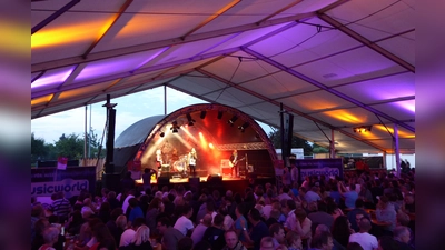 Mitsingen, mitfeiern oder einfach nur die Atmosphäre an den zwei Bühnen genießen. (Foto: Sinnflut Kultur GmbH)