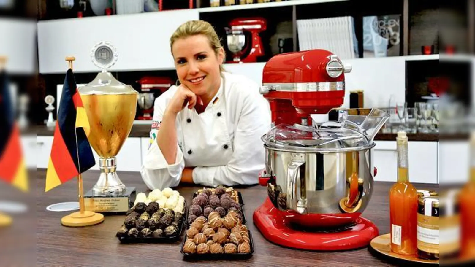 Konditorenweltmeisterin Andrea Schirmaier-Huber liebt alles was süß ist und vermittelt ihr Wissen gerne in ihrer Backschule. 	 (Foto: hw)