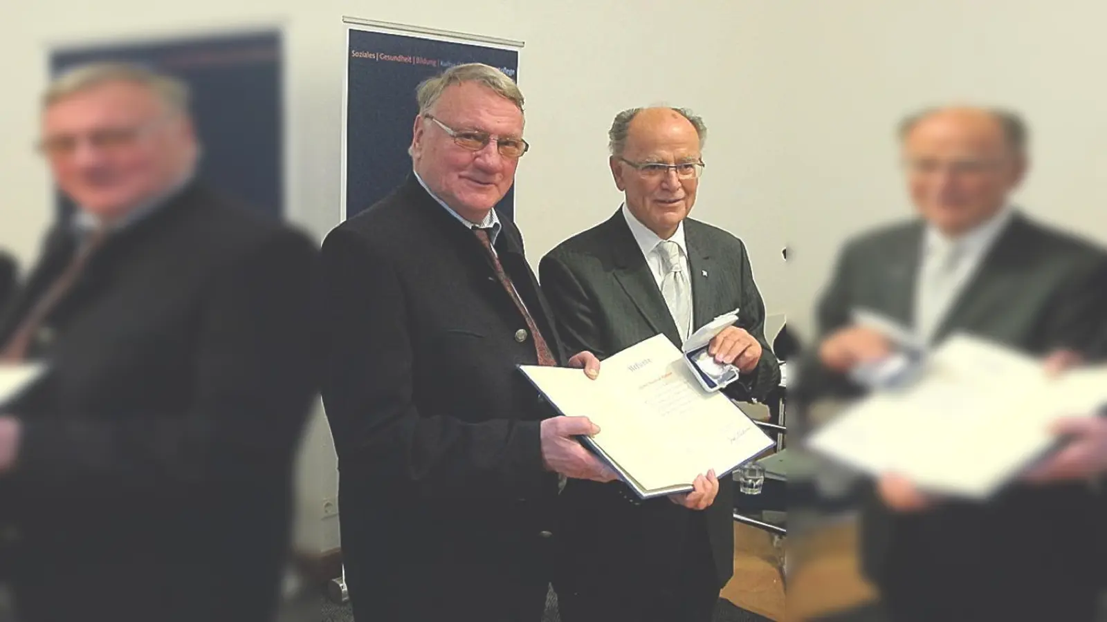 Josef Mederer überreicht Manfred Westner für seinen Verdienst die Bezirksmedaille.	 (Foto: privat)