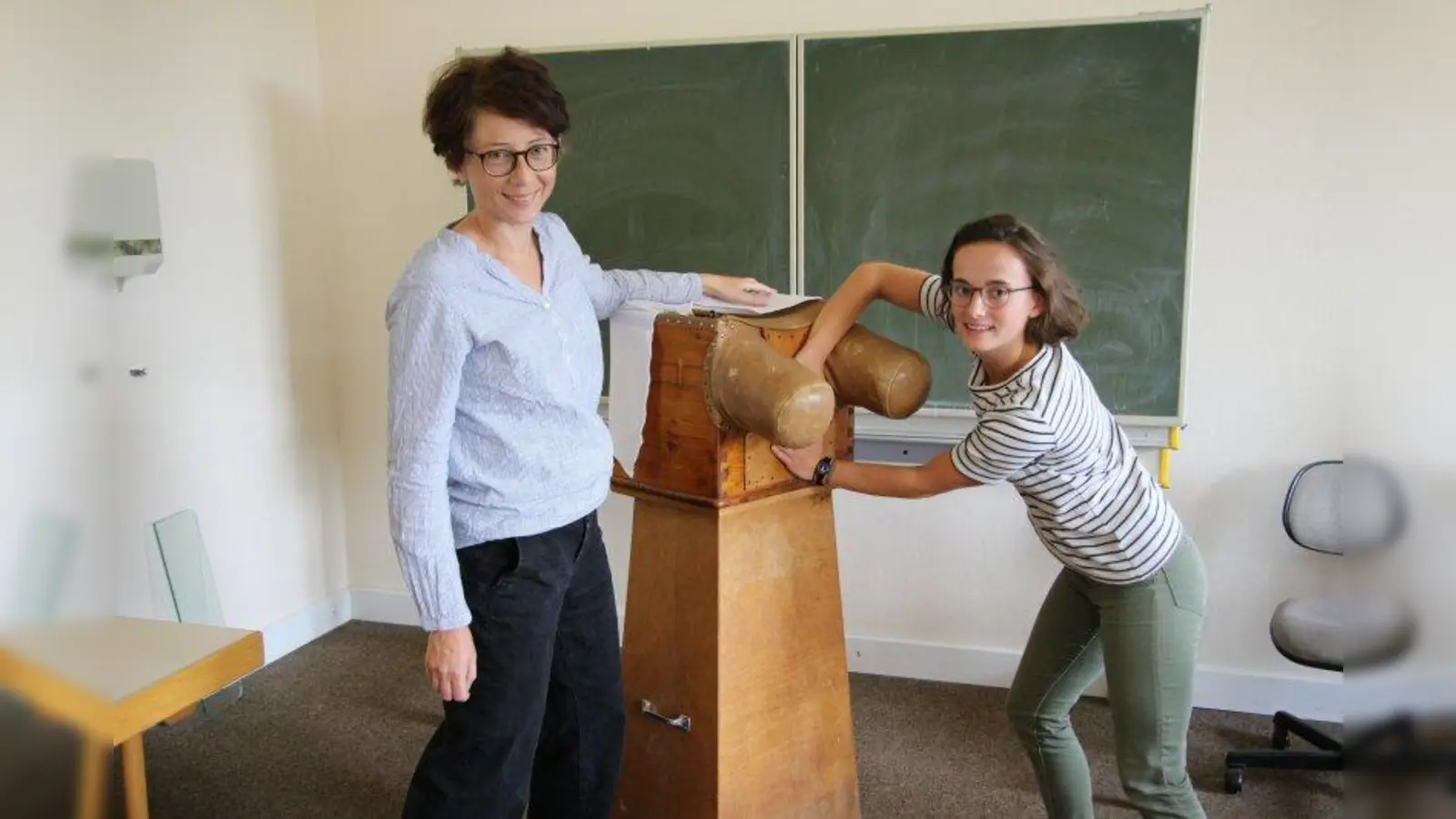 Birgit Gollor,  Lehrkraft für besondere Aufgaben in der Hebammenwissenschaft an der Katholische Stiftungshochschule (KSH), und Studentin Rose Schulz üben an einem sogenannten geburtshilflichen Phantom. (Foto: sb)
