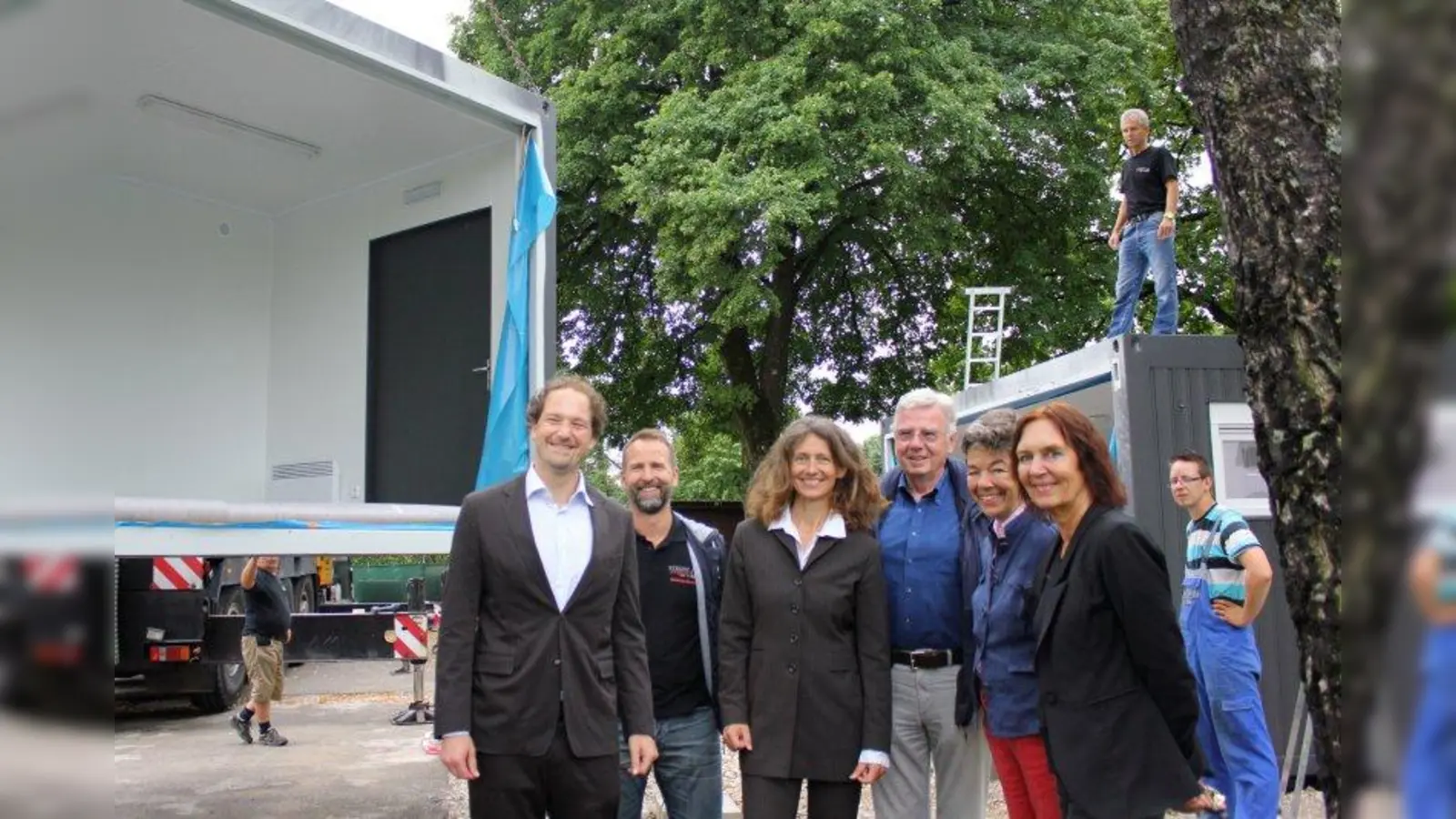 Am neuen Domizil des Würmtaltischs: Sascha Lauterbach vom TSV, Christian Bäumel von der Firma Strunz, Bürgermeisterin Uta Wüst, Joachim Schrader und Petra Schaber vom Würmtaltisch sowie Bauamtsleiterin Elisabeth Breiter (v.l.) (Foto: US)