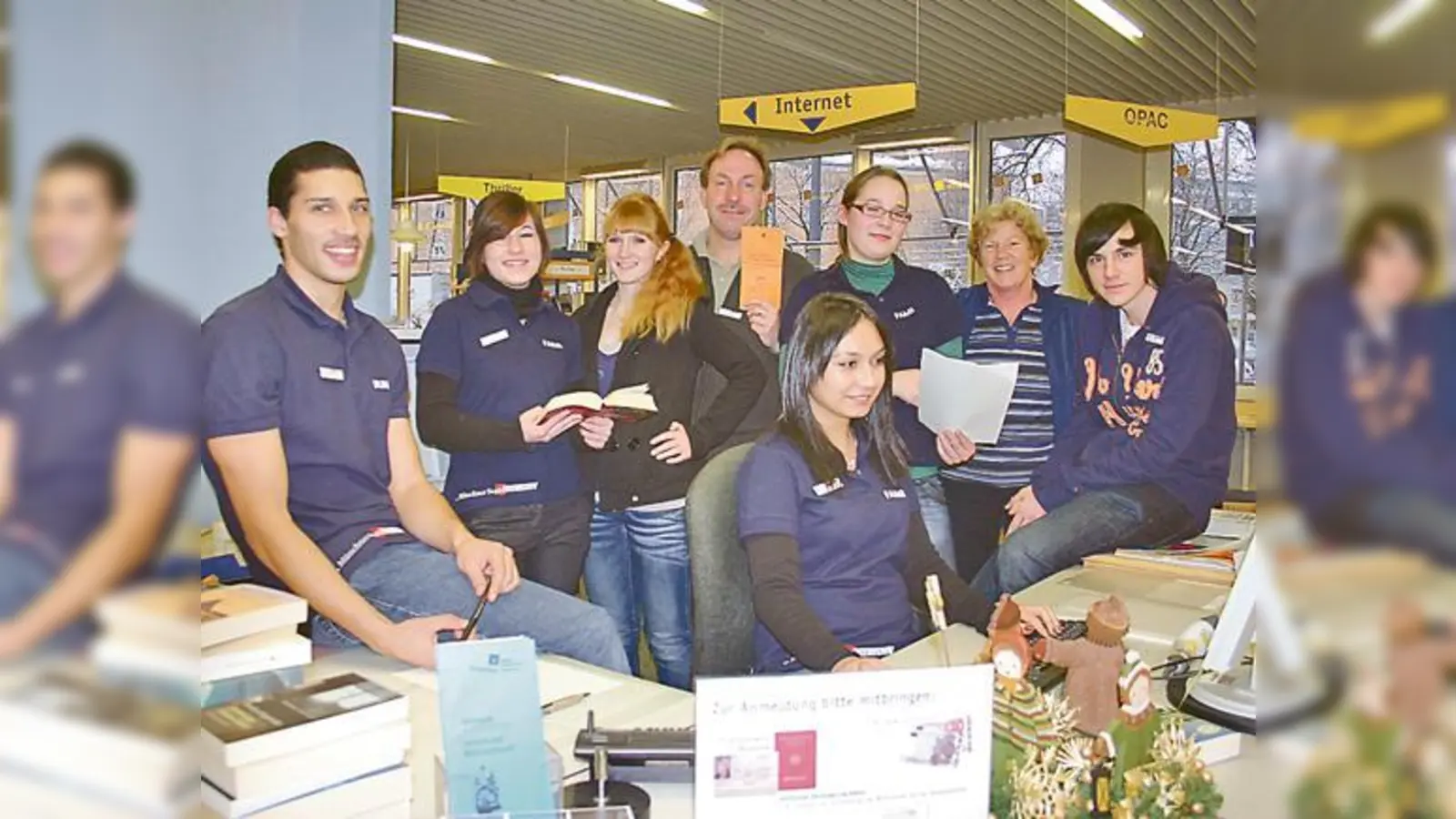 Sibel Aslan, Dani Morris, Dani Roth, Alisa Schwarzenberg, Linn Gerum und Manfred Hirschberg (v. li.) freuen sich derweilen mit Bibliotheksleiter Thomas Klauser (4. v. li.) und Ute Groß (2. v. re.) über den tollen Projektverlauf.  (Foto: Hettich)
