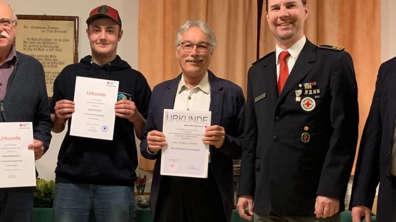 Ehrungen bei der BRK Bereitschaft Peißenberg (von links): Renate Schweiger, Klaus Wiedemann, Justin Dorberth, Dr. Wolfgang Fischbach, Thomas Bieringer und Johannes Heudecker-Mühl. (Foto: BRK)