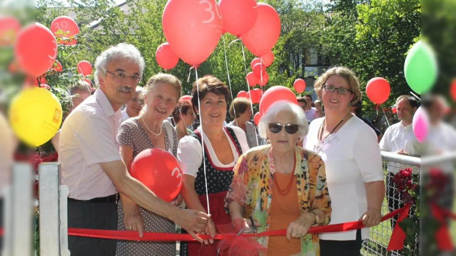 Eröffnung des „Gartens der Sinne” speziell für Demenzkranke: v.l. Caritasvorstand Wolfgang Obermair, Eleonore Zwißler von der Schober-Stiftung, Bürgermeisterin Christine Borst, Heimbeirätin Gertraud Vitztum und Heimleiterin Diana Sturzenhecker. (Foto: US)