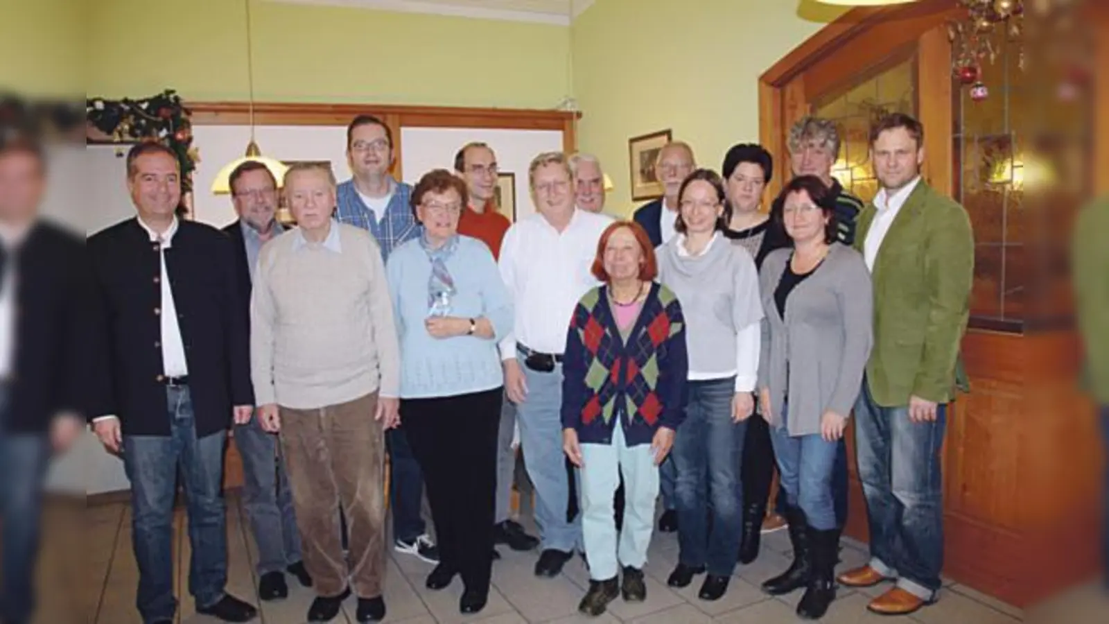 Der Erste Kreisvorsitzende des BLLV Erding/Dorfen, Michael Oberhofer (ganz links), wurde ebenso wie drei weitere Vorstandsmitglieder einstimmig wiedergewählt.  (Foto: Verein)