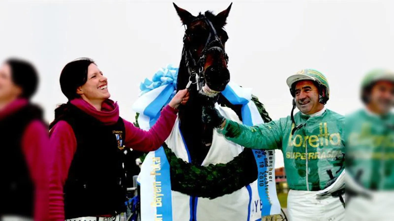 Helmut Biendl und Pflegerin Stephanie Kolenda mit Almasi bei der Siegerehrung.	 (Foto: VA)