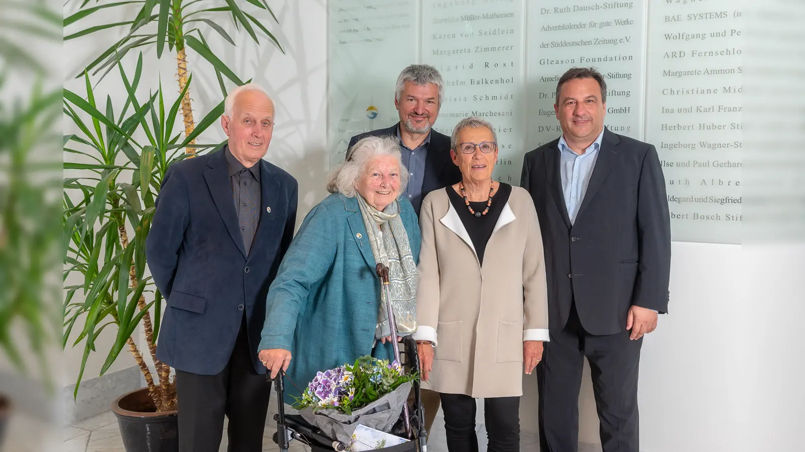 Von links nach rechts: Johann Fahn, Gustava Everding, Sepp Raischl, Renate Salzmann-Zöbeley und der Vorsitzende Leonhard Wagner. (Foto: Verein)