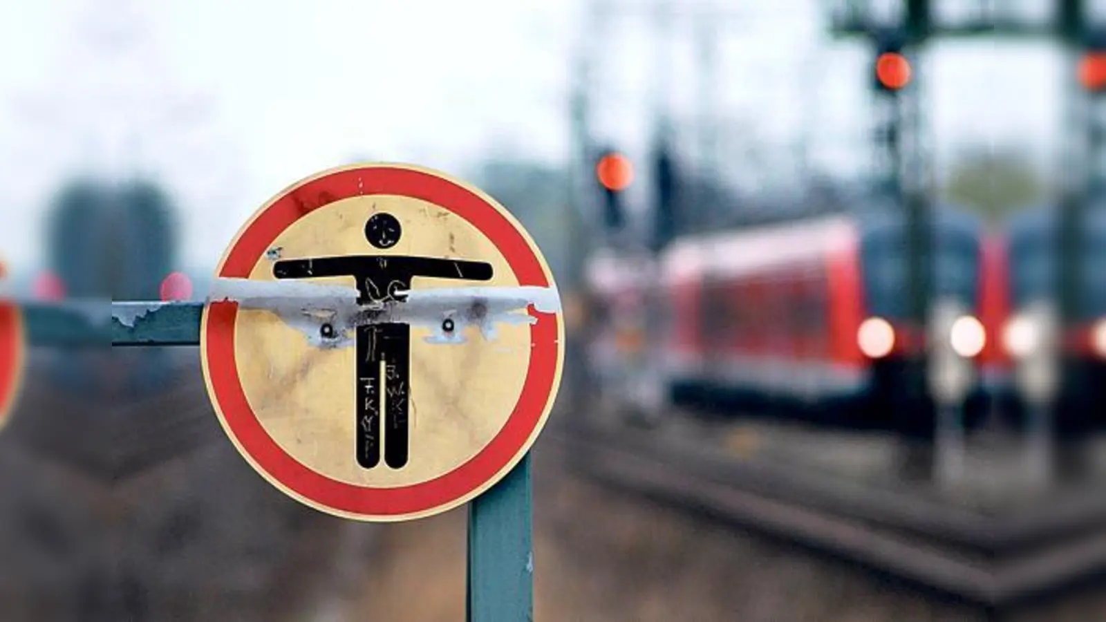 Die 33-jährige Polin wurde mit Platzwunde und Prellungen und einem Alkoholwert von 3,9 Promille von den Gleisen geholt.	 (Symbolfoto: Bundespolizei)