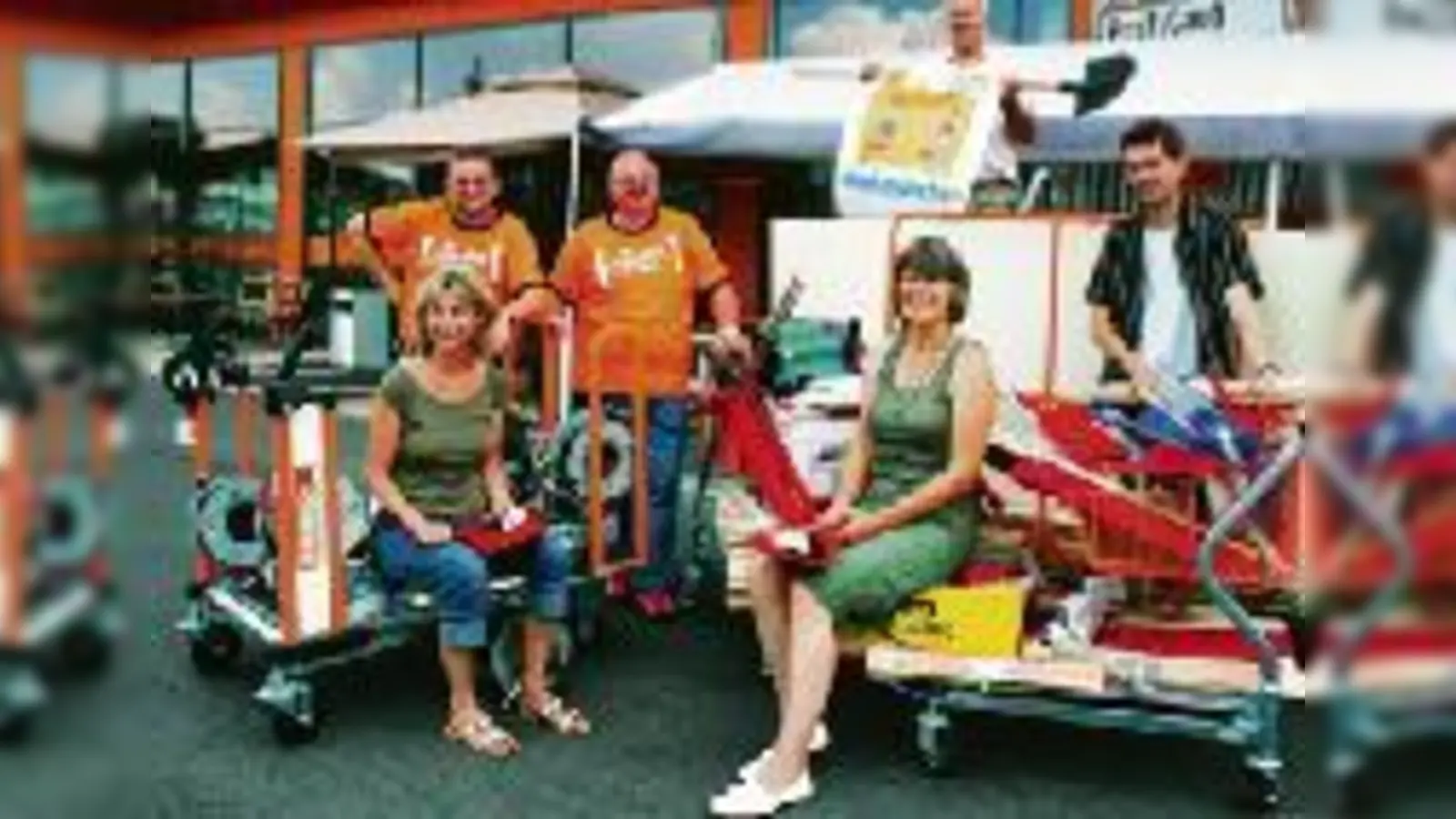 Einkauf im Paradies für  (Foto: Conny Beckstein von Kultur & Spielraum, der stellvertretende Hornbach-Marktleiter Oliver Fischer und der Hornbach Marktleiter Alfred Reischl sowie Dagmar Kraska, Albert Kapfhammer und Ben Mirimanian von Kultur & Spielraum)