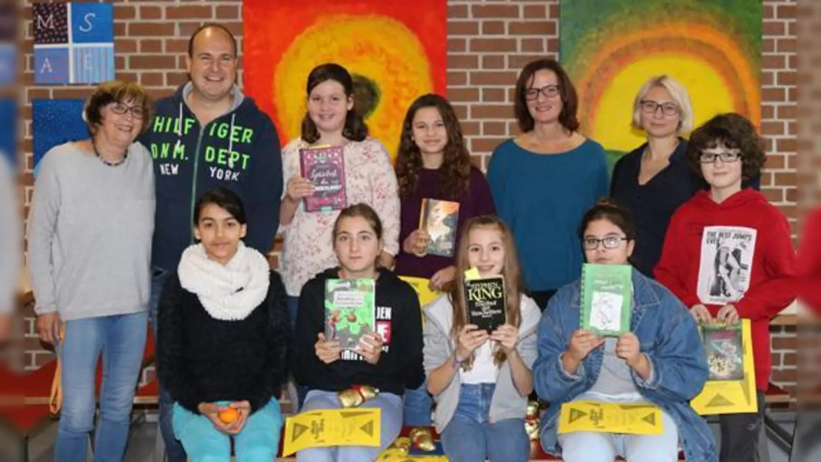 Ingrid Grüner, Florian Felkel, Emily Michael, Isabella Spinello, Schulleiterin Karin Rausch, Birgit Mühlbauer, Jan Michalke (hinten, v. li.), Laura Helm (Jury), Julia Wölfl, Sophia Berther und Beyza Erdogan (vorne v. li.) wissen das.  (F: VA)