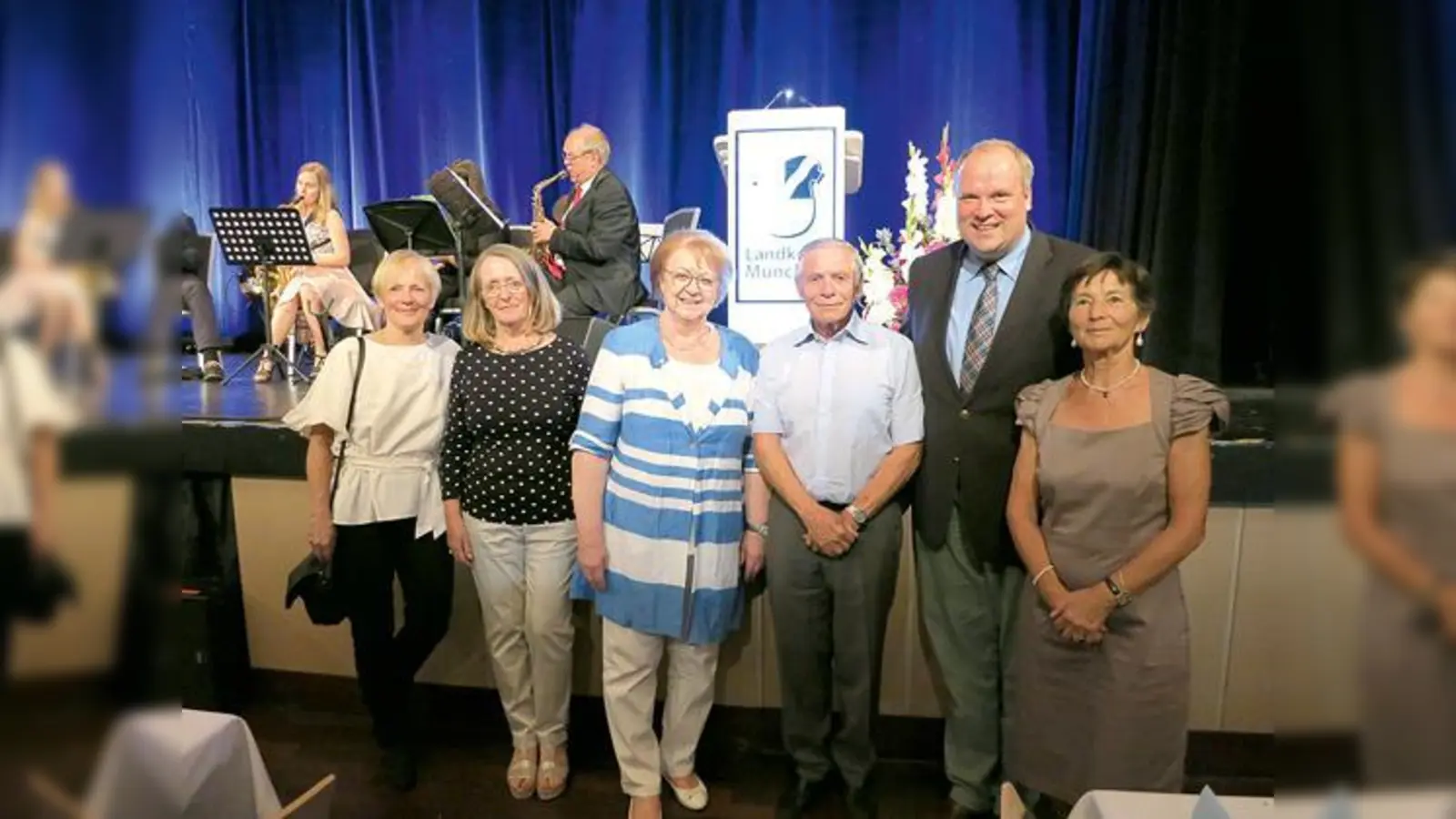 Landrat Christoph Göbel (2.v.r.), 2. Bürgermeisterin Monika Modrow-Lange (3.v.l.) begrüßten Neubürger aus Großbritannien (v.l.): Barbara White, Ingrid Taylor und Dr. Allan Watson, der seine Ehefrau Gisela (r.) zum Empfang mitbrachte.  (F.: priv.)