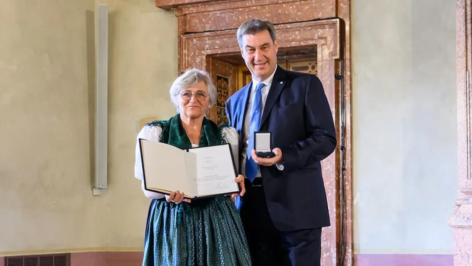Bayerns Ministerpräsident Dr. Markus Söder verlieh Jutta Uelner das Ehrenzeichen für Verdienste im Ehrenamt. (Foto: Joerg Koch/ Bayerische Staatskanzlei)