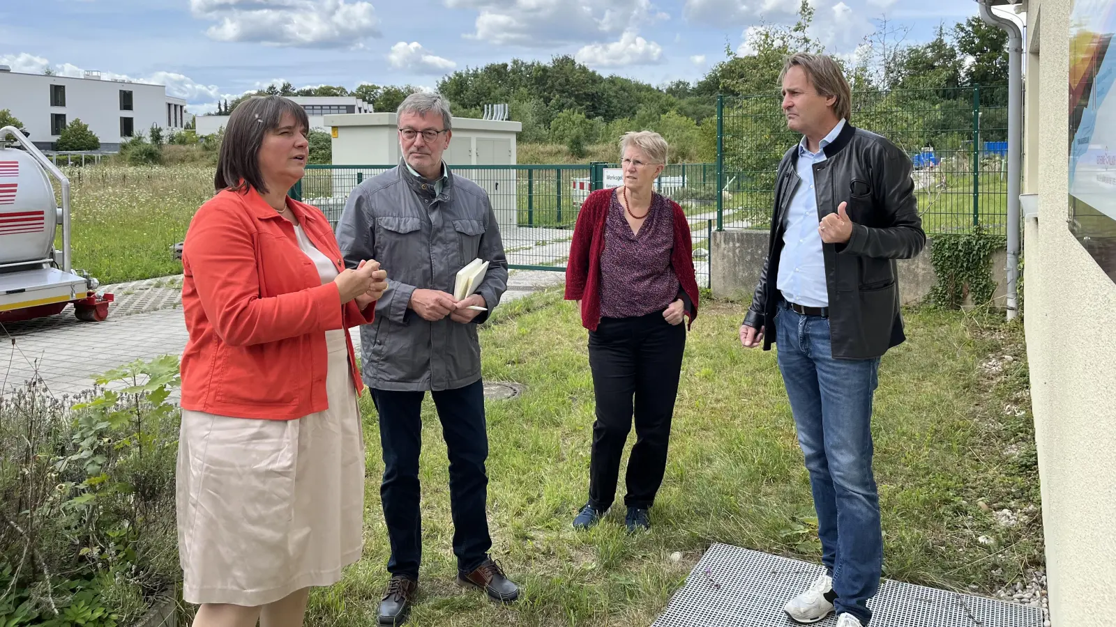 Claudia Köhler (MdL Bayern), Hans-Peter Behrens (MdL Baden-Württemberg), seine Referentin Hanne Niebuhr sowie Helmut Mangold, Geschäftsführer der IEP Innovative Energie Pullach, auf dem Gelände der Geothermie-Anlage.  (Foto: IEP Innovative Energie Pullach)