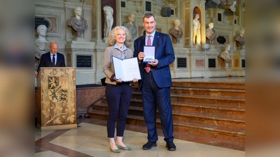 Die Präsidentin der Universität der Bundeswehr, Prof. Eva-Maria Kern wurde von Ministerpräsident Markus Söder mit dem Bayerischen Verdienstorden geehrt. (Foto: Joerg Koch/ Bayerische Staatskanzlei)