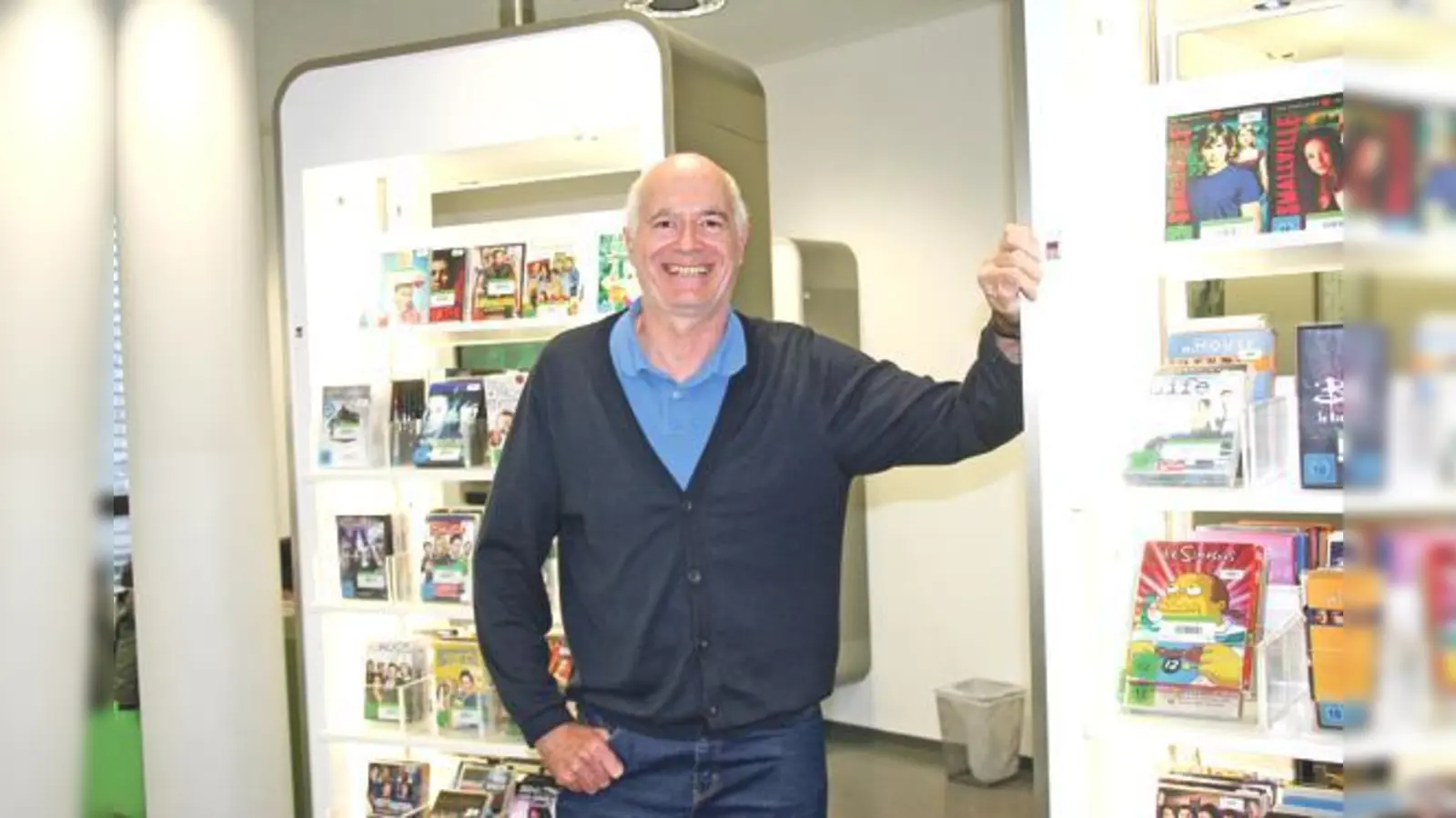 In der Stadtbibliothek Hasenbergl gibt es einen speziellen Bereich für Jugendliche und junge Erwachsene, wie Leiter Nikolaus Schwarzenberg voller Stolz zeigt.	 (Foto: ws)