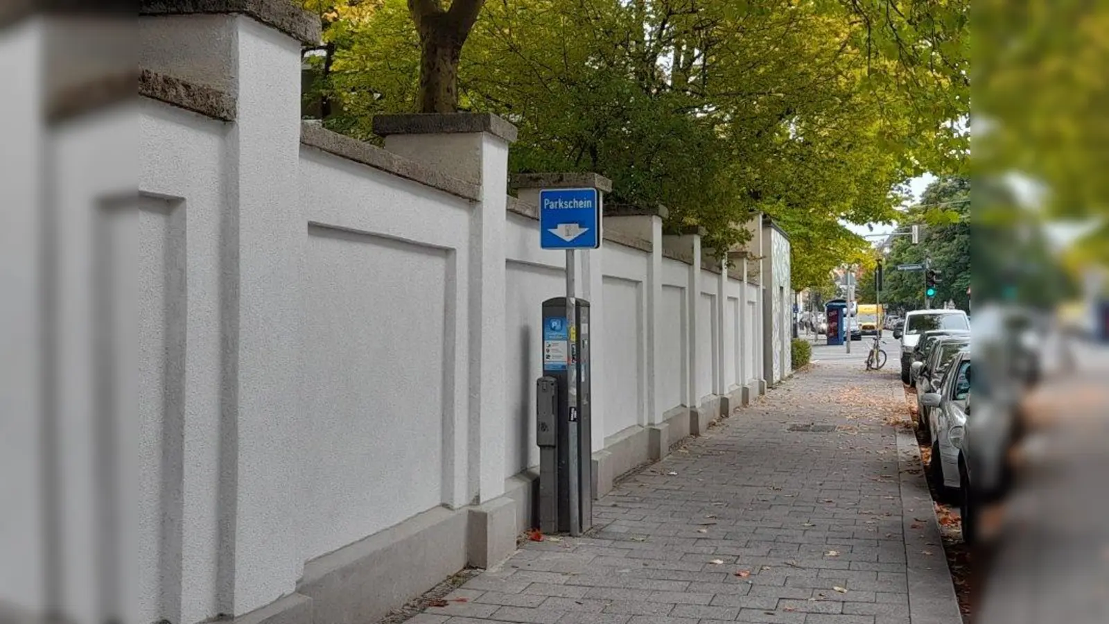 Die Außenmauer der Bergmann-Schule hat jüngst einen neuen Anstrich bekommen. (Foto: kö)