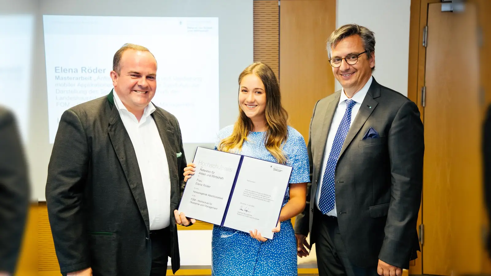 Die Münchnerin Elena Röder hat für ihre Masterarbeit „Eine Sport-App für München“ den Hochschulpreis der Stadt München von Clemens Baumgärtner (links), Referent für Arbeit und Wirtschaft, verliehen bekommen. Marcus Helfrich von der FOM München betreute ihre Arbeit.  (Foto: Christian Vogel)