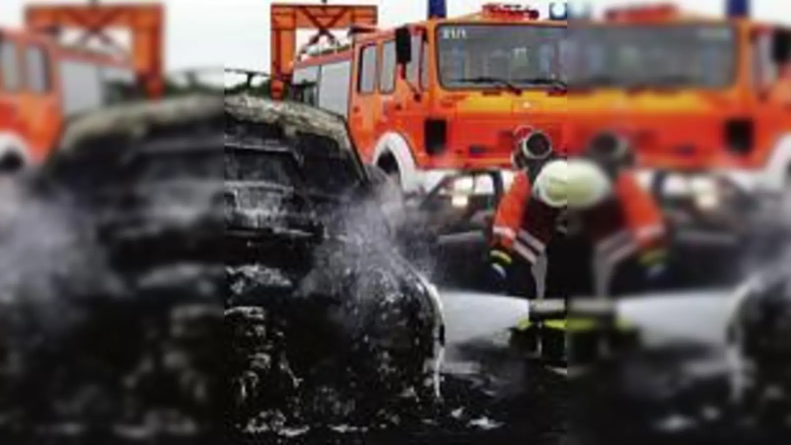 Lichterloh in Flammen: Der Motorraum dieses BMW brannte völlig aus.  (Foto: FF Eching)
