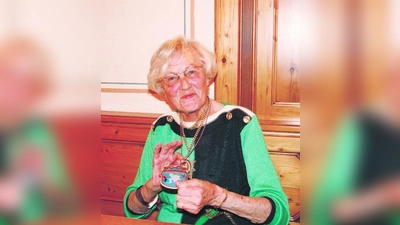 Josefine Bader war die allererste Würmesia-Prinzessin nach dem Krieg und wurde zum Festball mit dem Jahresorden ausgezeichnet. „Wir hatten viele Auftritte. Aber morgens um acht standen wir wieder im Geschäft.“ (Foto: US)