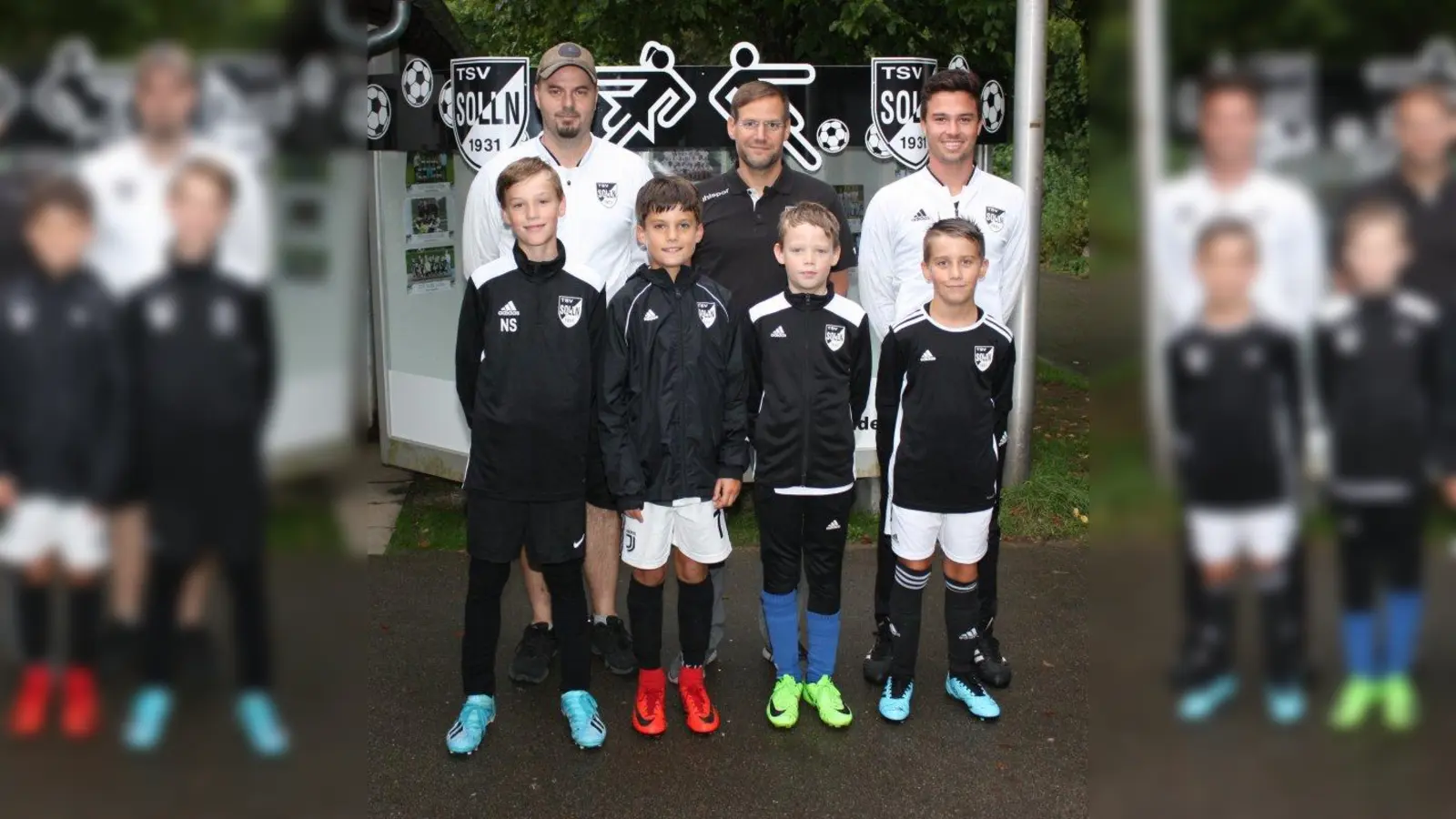 Philipp Uliczka, Christian Teich und Sebastian Seidel (hinten von links) mit jungen Fußballern des TSV Solln. (Foto: job)