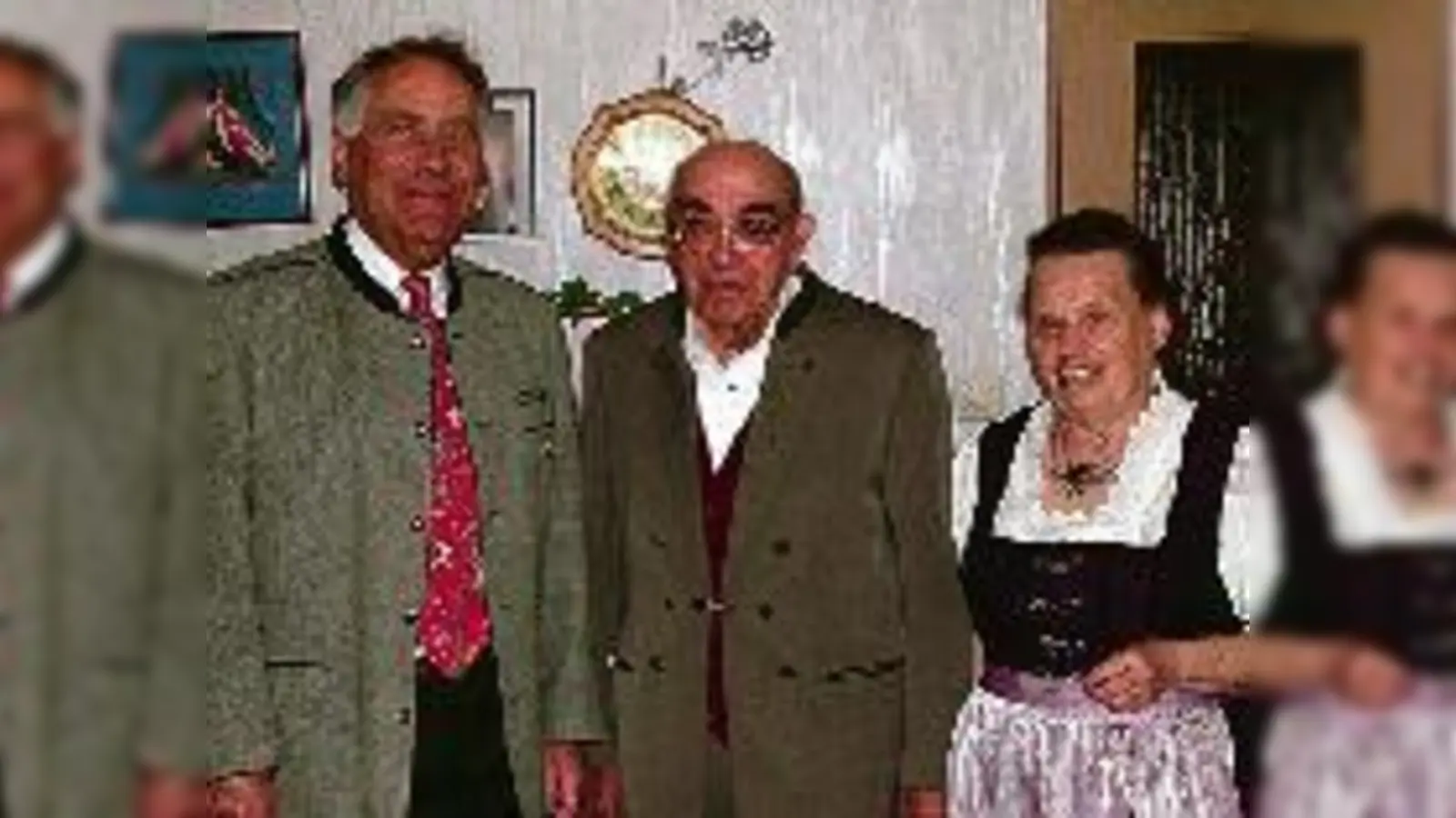 Feldkirchens Bürgermeister Leonhard Baumann (l.) gratuliert Herbert Weiß zum 80. Geburtstag und brachte dem Jubilar und seiner Frau Margot einen Präsentkorb mit.	 (Foto: VA)