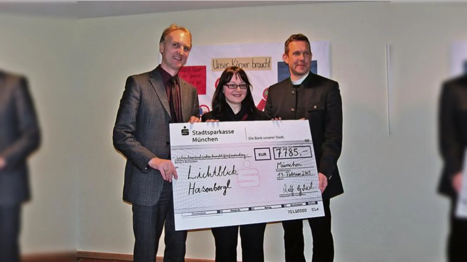 Ralf Gabriel, Münchner Kultur GmbH (links), überreicht den symbolischen Scheck an Johanna Hofmeir (Lichtblick Hasenbergl), gemeinsam mit Regionalpfarrer Engelbert Dirnberger.  (Foto: VA)