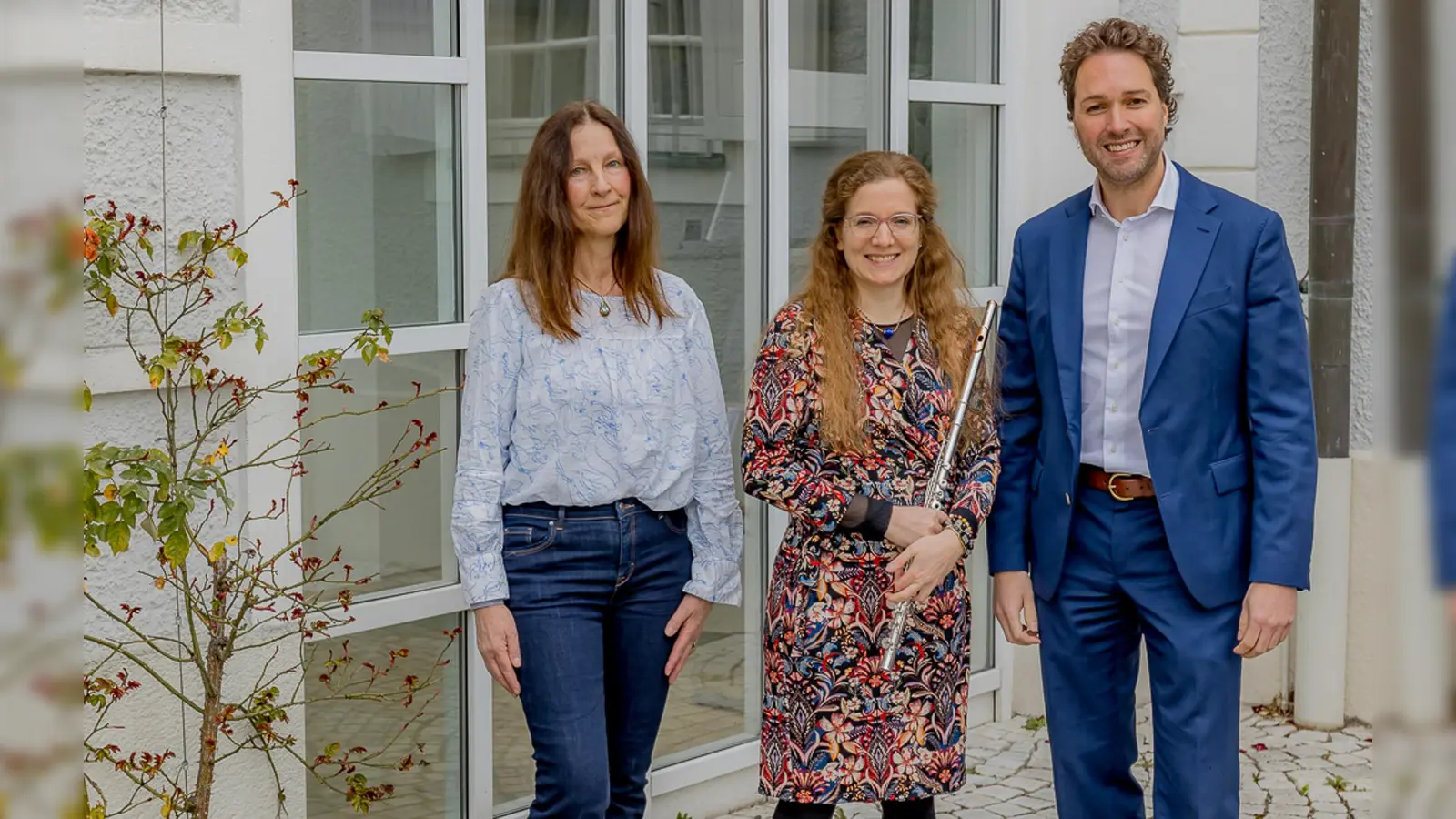 Als Sprecher wird Andreas Bukowski das Publikum auf eine lyrische Reise durch den Frühling mitnehmen. An der Flöte spielt Raphaelle Zaneboni (Mitte), am Klavier Susanne Maßmann.  (Foto: Janina Kufner)