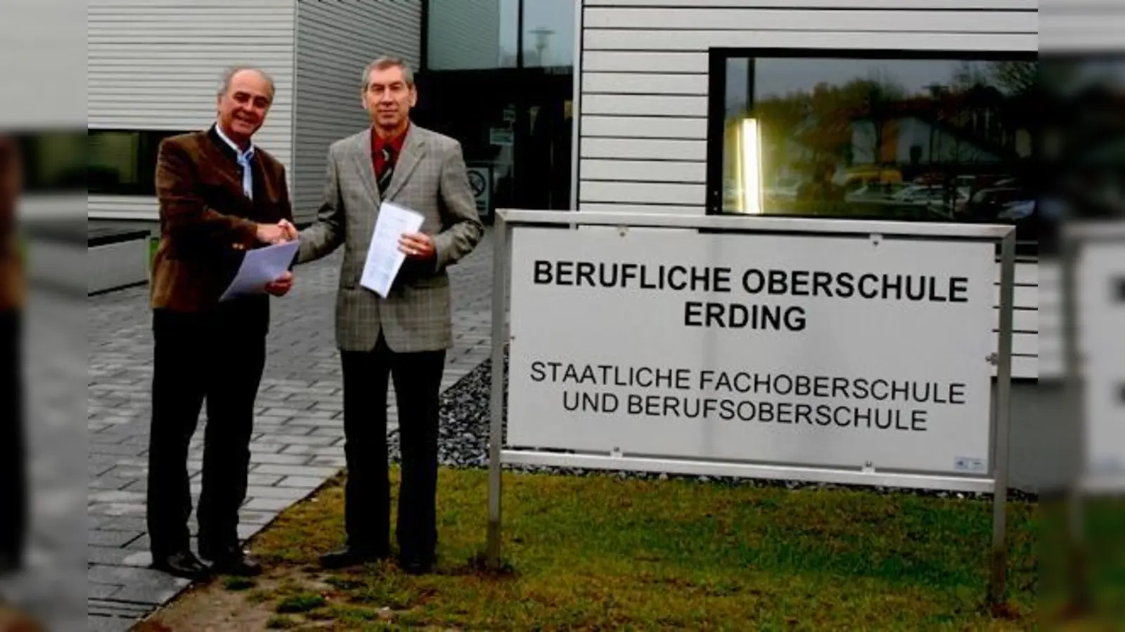 Peter Schiebener (li.), Hochschule für angewandte Wissenschaften München, und BO-Schulleiter Gottfried Wengel nach der Unterzeichnung der Kooperationsvereinbarung.				 (Foto: Josef Biro (BOS))