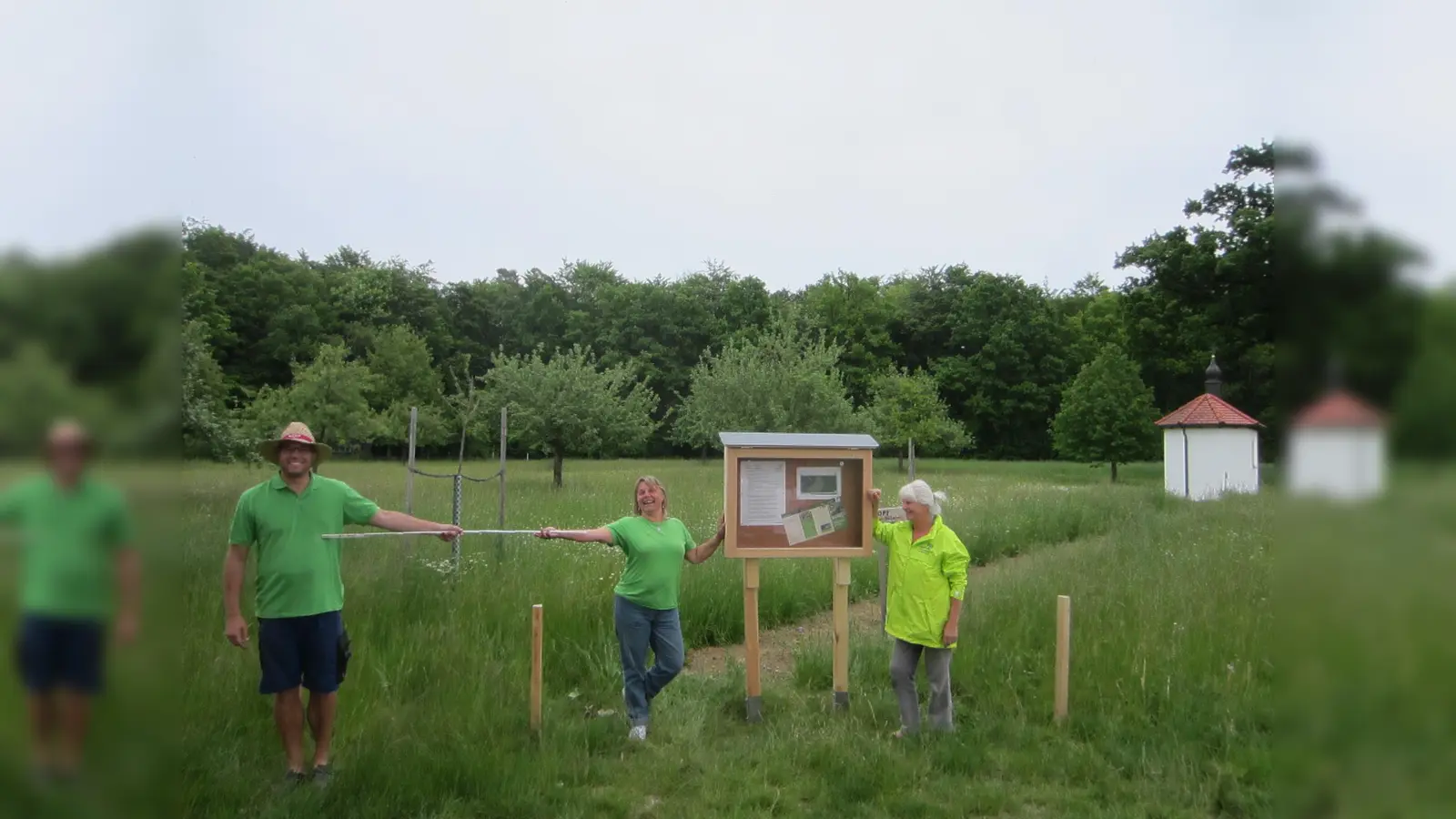 Der Bund Naturschutz hat einen neuen Schaukasten an der BN-Wiese in Forstinning aufgestellt. (Foto: BUND)